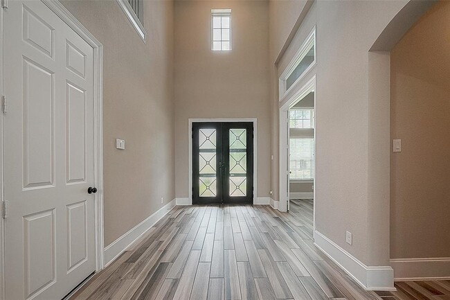 Building Photo - 115 N Winter Sunrise Cir