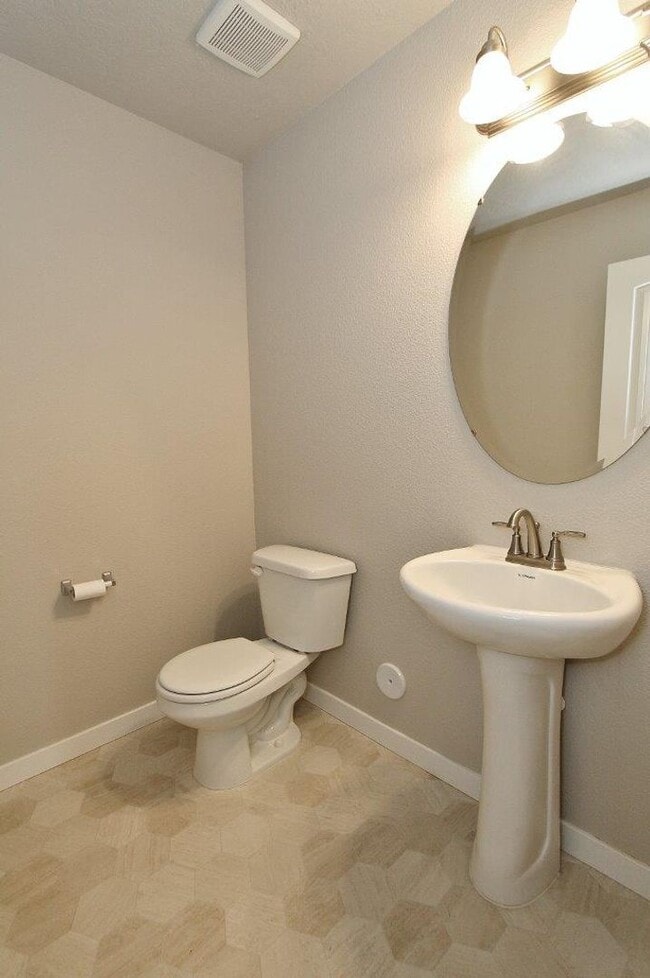 Building Photo - Spacious Home w/Open Floor-Plan