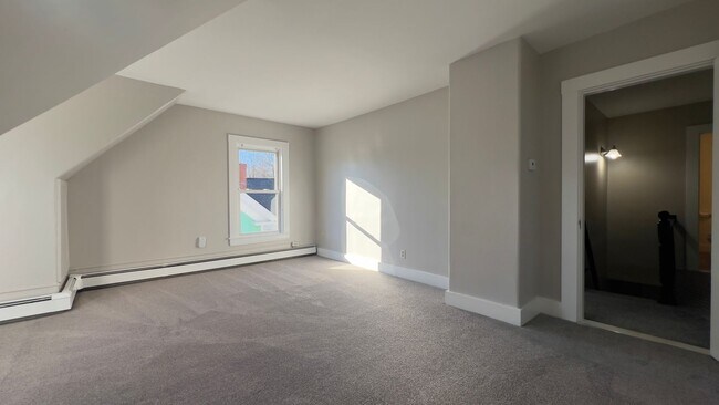 Building Photo - Spacious Sunny 2 BR-Walk to Downtown-Laund...