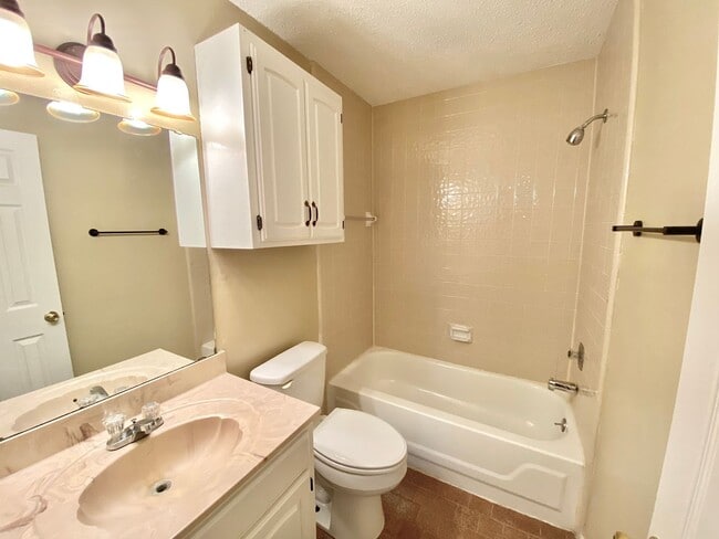 Building Photo - Charming 3/2/2 Jenks Home