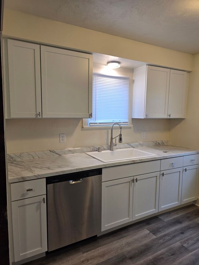 Building Photo - 806 Waverly Pl