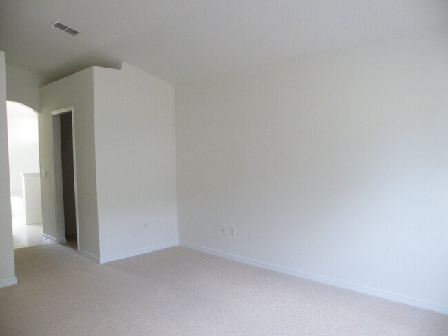 Building Photo - 17 Philmont Ln