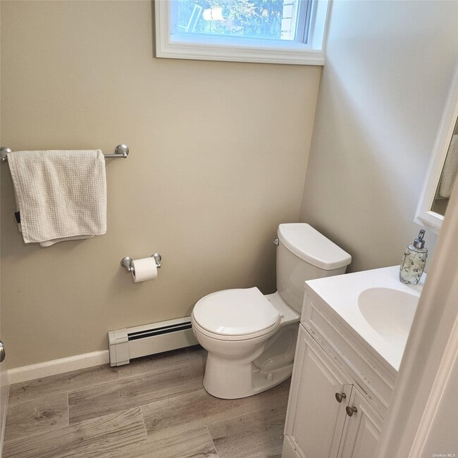 Building Photo - 384 Soundview Dr