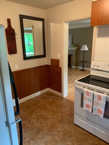 Building Photo - 409 W Arrowhead Rd