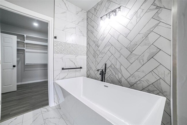 Building Photo - 4715 White Tail Ct