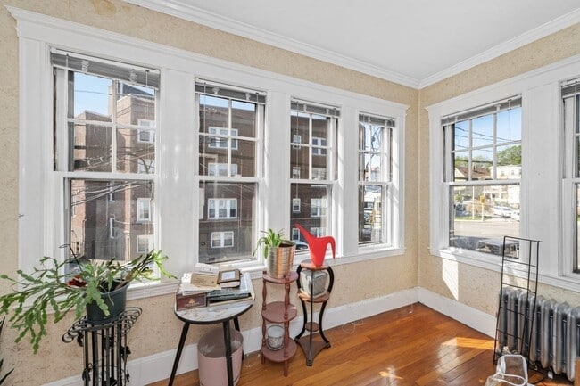 Building Photo - 6 W Selden St