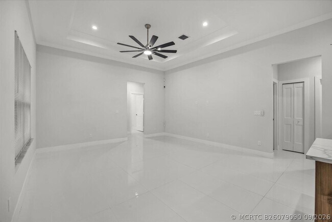 Building Photo - 419 SW Namoit Pl