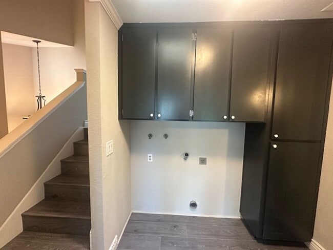 Building Photo - 3 Bed/2 Bath- Beautifully Updated Townhome...
