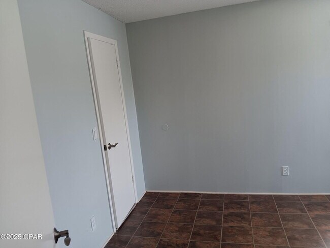Building Photo - 300 Lakepointe Dr