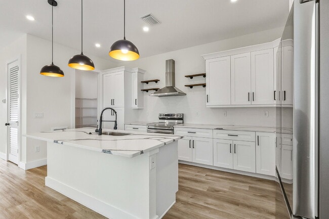 Building Photo - Luxurious 3 Bedroom Condo with Spacious La...