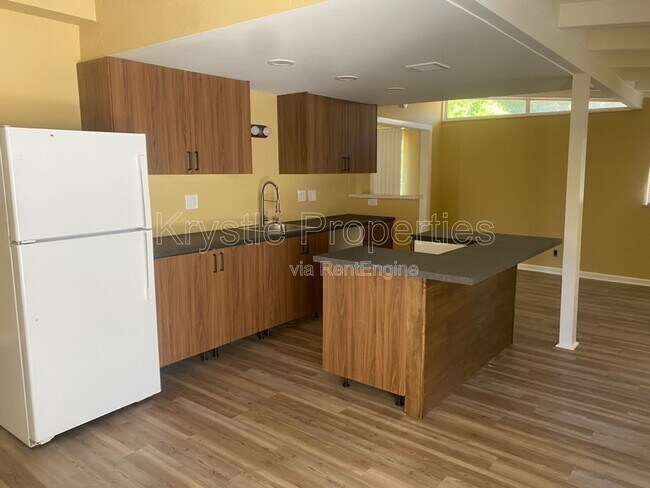 Building Photo - 1114 Coronel Ave