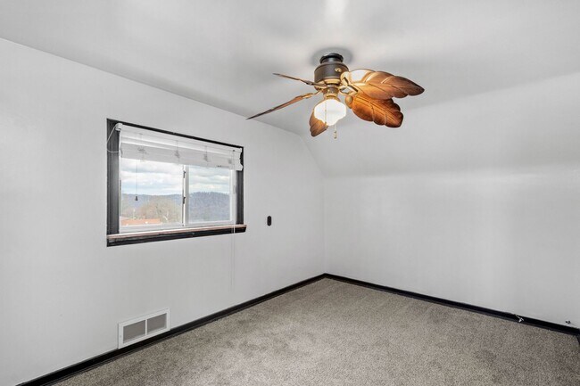 Building Photo - Amazing 2 bedroom home in Clairton available April 15!