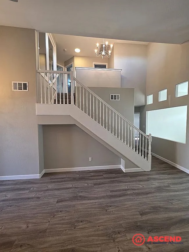 Building Photo - Beautiful Home in the Southwest!