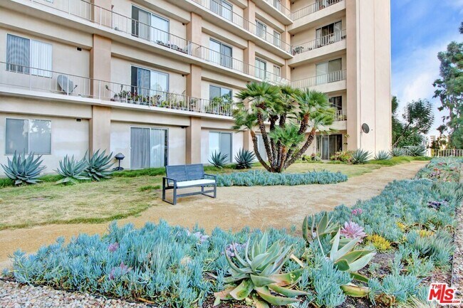 Building Photo - 100 S Doheny Dr