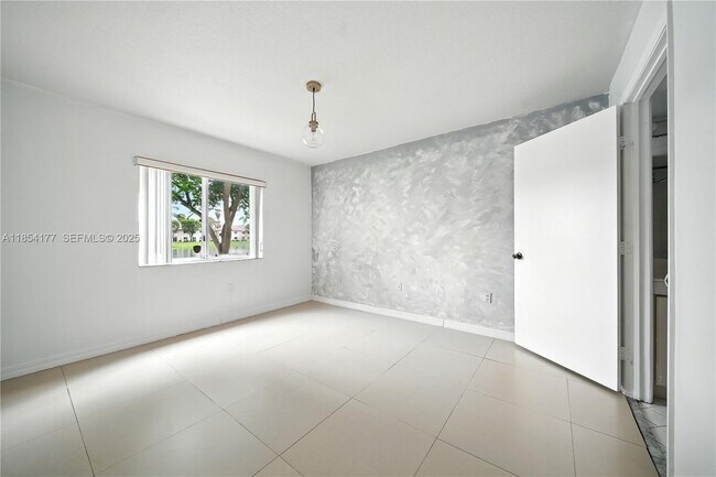 Building Photo - 1270 SE 26th St