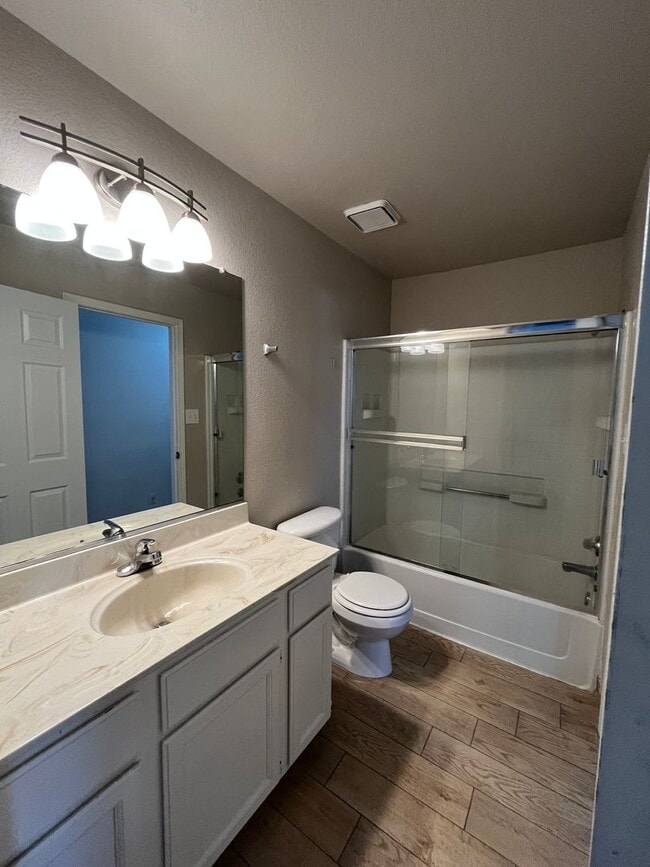 Building Photo - Available Now! Move-In Ready