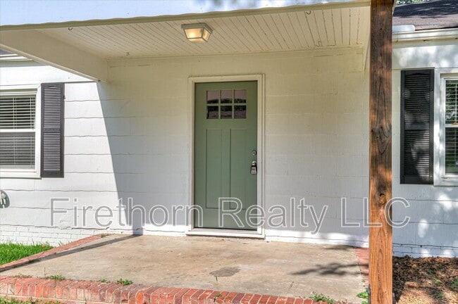 Building Photo - 924 Royalette Ave