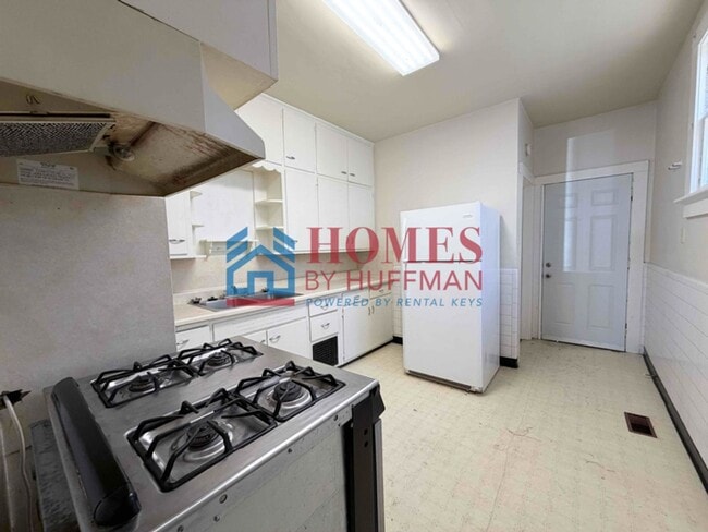 Building Photo - Two Bedroom House | Move in Ready!