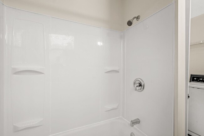 Building Photo - Stunning 3 bedroom home in South Side avai...