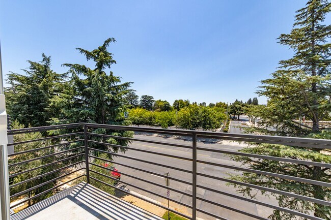 Building Photo - Sleek and spacious 4-bedroom, 4.5-bathroom...