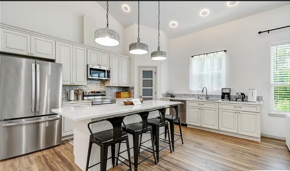 Building Photo - 210 Cottage St