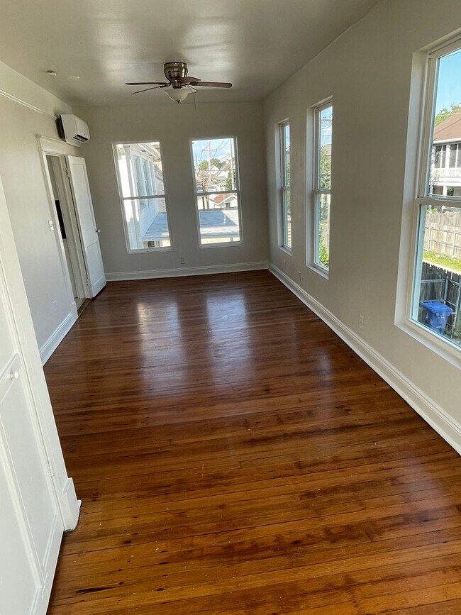 Building Photo - Newly Updated 1BD/1BA in Lakeview