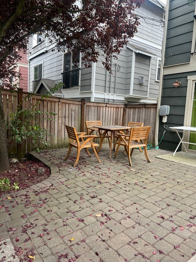 Building Photo - Available 1/0! Cozy townhouse in the Mt Ba...