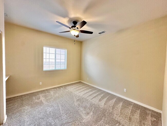 Building Photo - Beautiful 3 bedroom, 3 bathroom home with ...