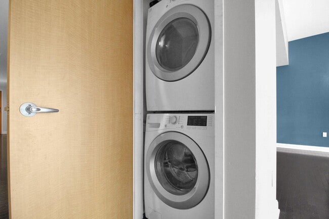 Building Photo - 100 E Gay St