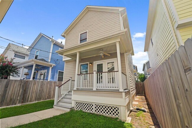 Building Photo - 1053 W 16th St