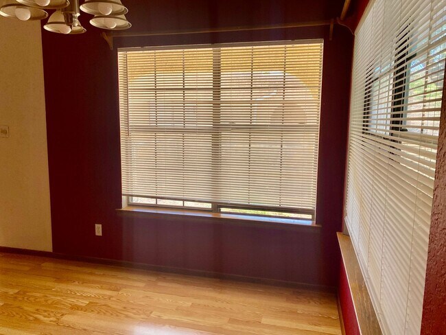 Building Photo - 2032 Camelot Dr