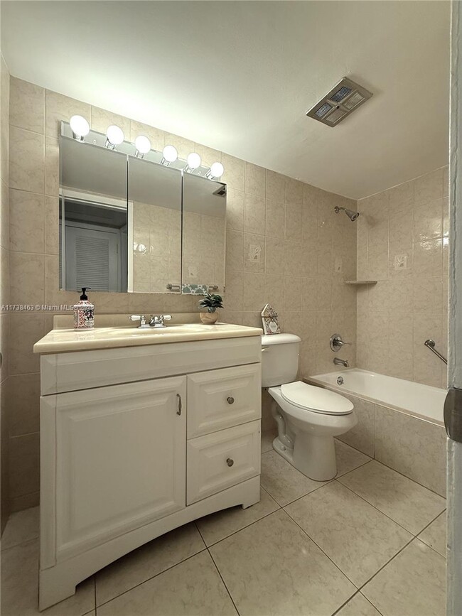 Building Photo - 541 Blue Heron Dr