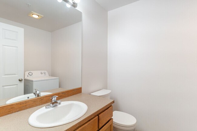 Building Photo - Charming 3-Bed, 2-Bath Home with Spacious ...