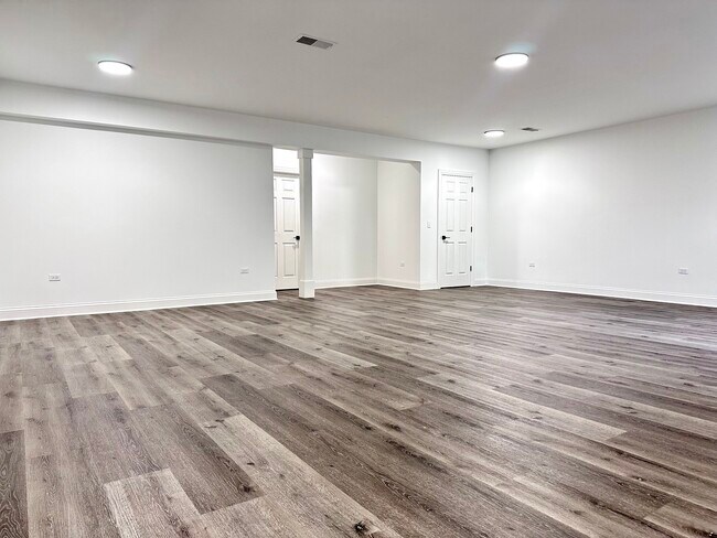 Building Photo - 1875 Crenshaw Cir