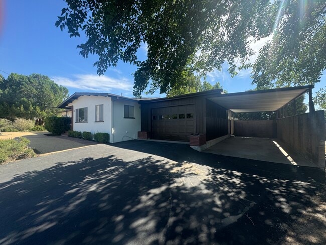 Building Photo - 120 Glencrest Ln