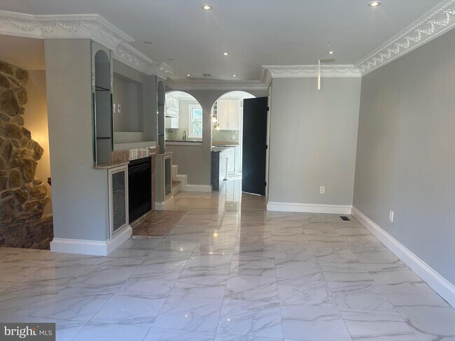 Building Photo - 7819 Colonial Springs Blvd