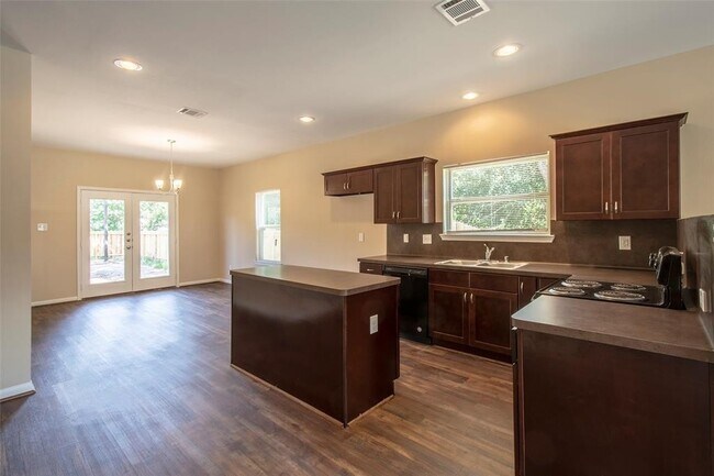 Building Photo - 8134 Cabot St