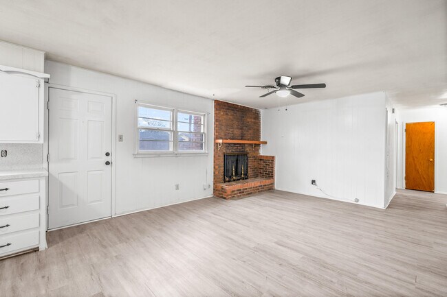 Building Photo - 1505 E Amherst St