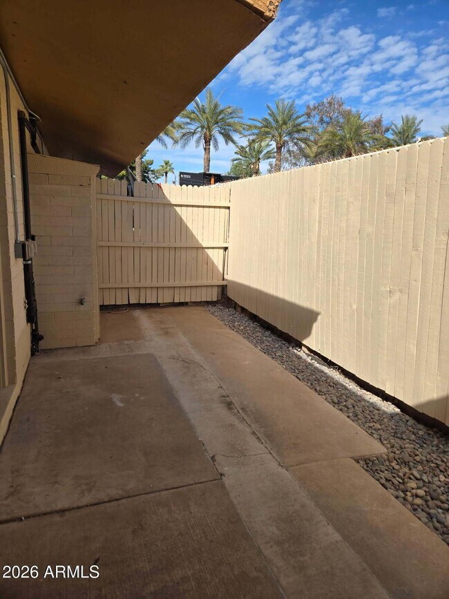 Building Photo - 1223 W University Dr