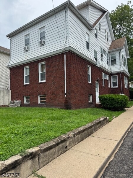 Building Photo - 72 Ella St
