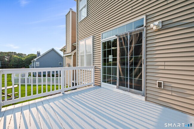 Building Photo - 5 Rolling Hills Dr