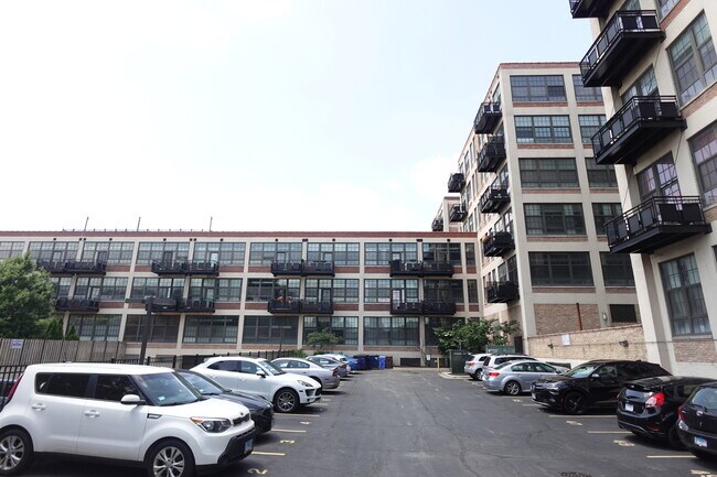 Building Photo - 3963 W Belmont Ave