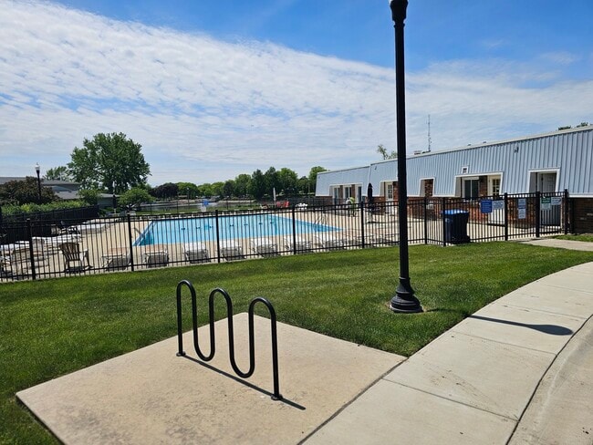 Building Photo - 829 Pondview Ct