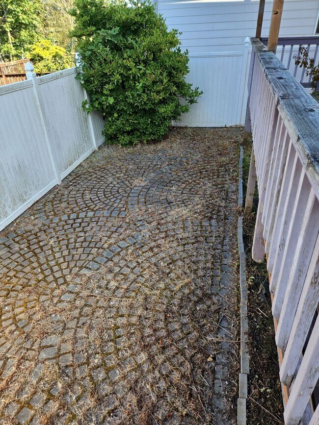 Building Photo - PRELEASING: 4 bdrm/1.5 bath house near WWU Park-N-Ride