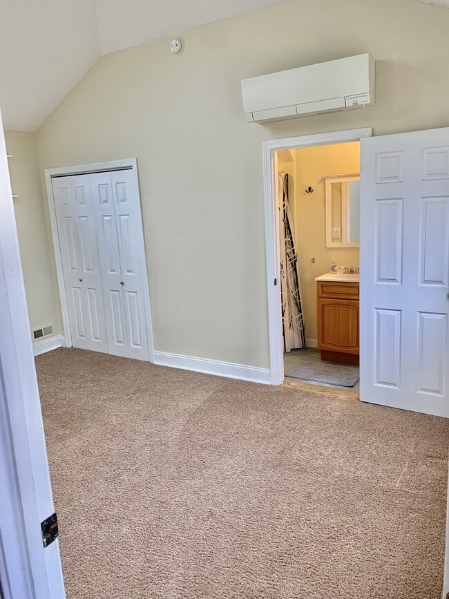 Building Photo - 756 Stream Rd