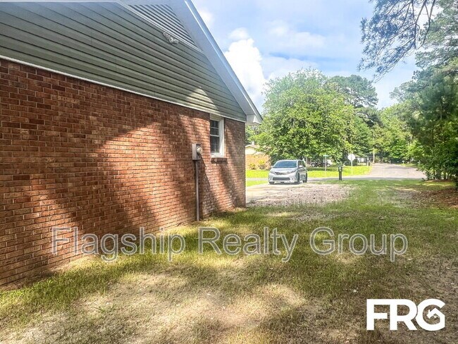 Building Photo - 466 Circle Dr