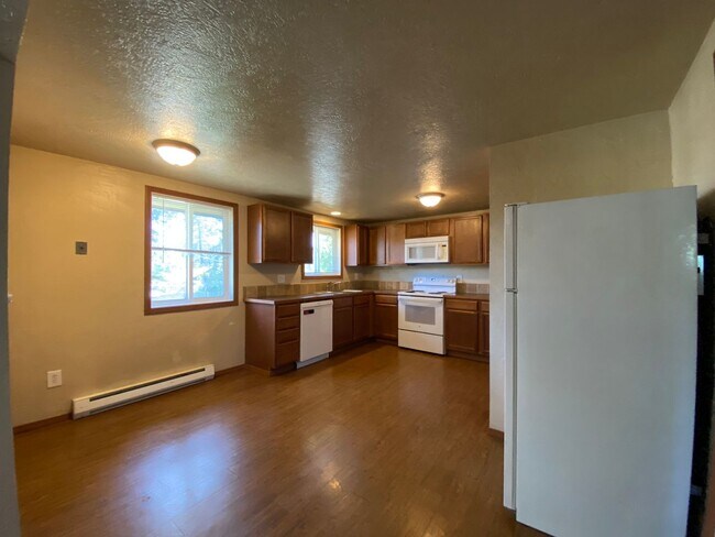 Building Photo - Spacious & Bright 2-Bedroom, 1-Bath upper-level fourplex- located in Spokane Valley!