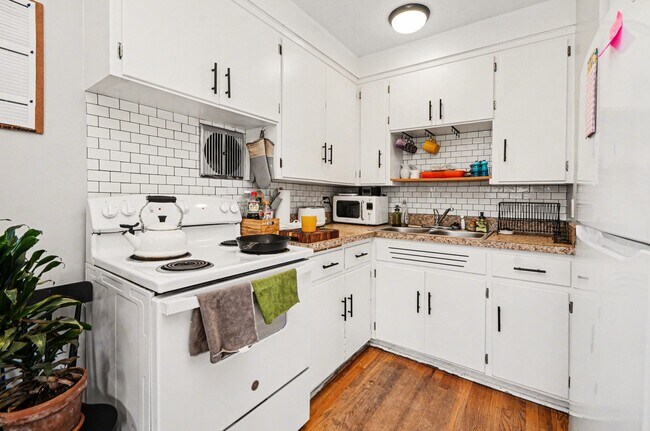 Building Photo - 924 Lutz Ave