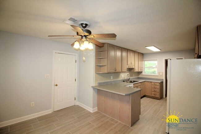 Building Photo - Stunning 4 Bedroom Home in Fort Walton Beach