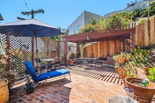 Building Photo - 1685 Sunset Plaza Dr